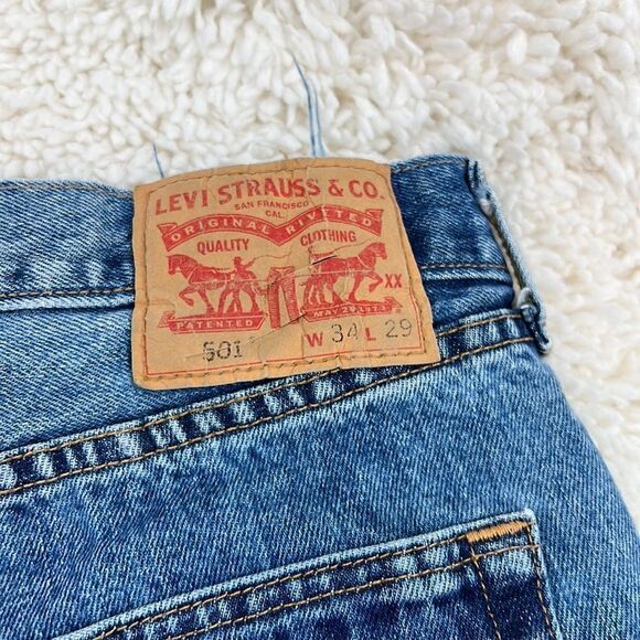 Levi's Women's 501 Medium Wash Raw Edge Denim Faded Distressed Jean Shorts - Picture 7 of 10